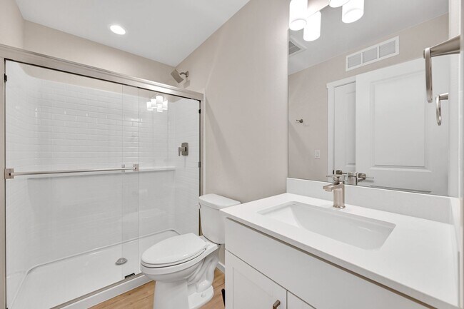 Building Photo - 4 Bed 3 Bath Townhouse for Rent!