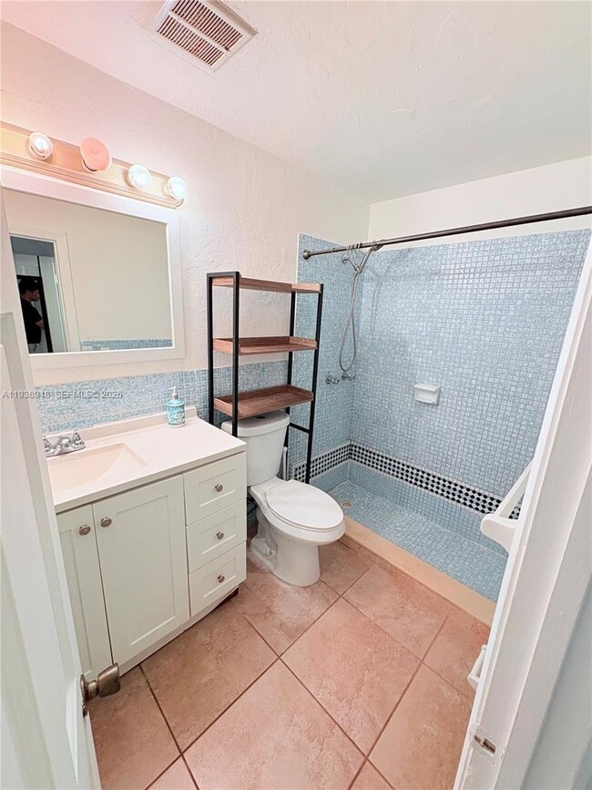 Building Photo - 1501 Calais Dr