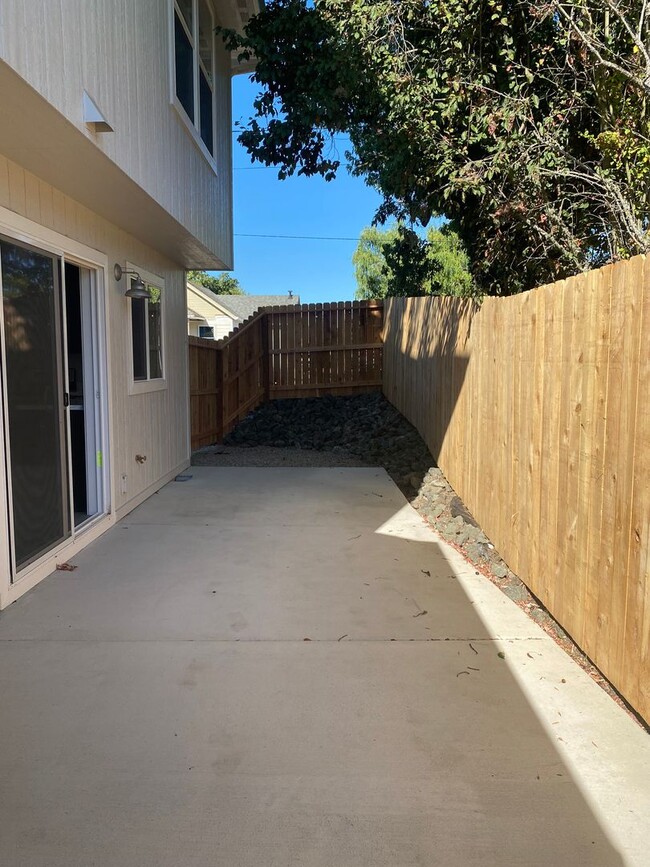 Building Photo - 3 Bedroom 2.5 Bath Townhouse!