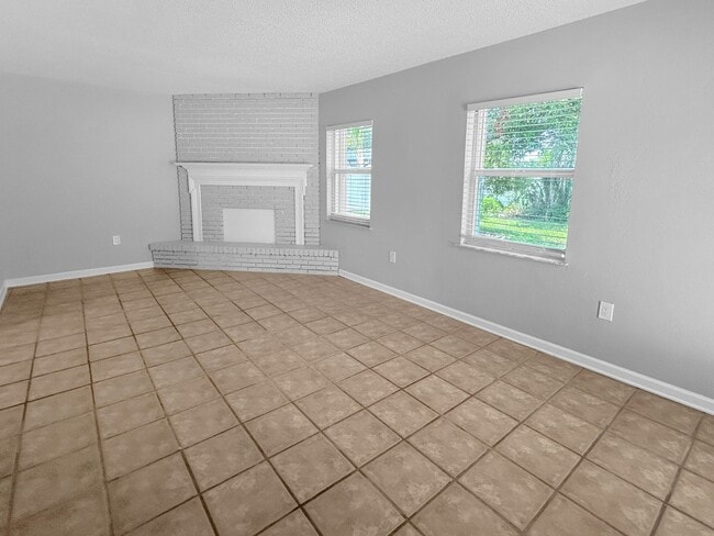 Building Photo - 3 Bed 2 Bath Home for Rent in Ideal Northeast St. Pete Neighborhood