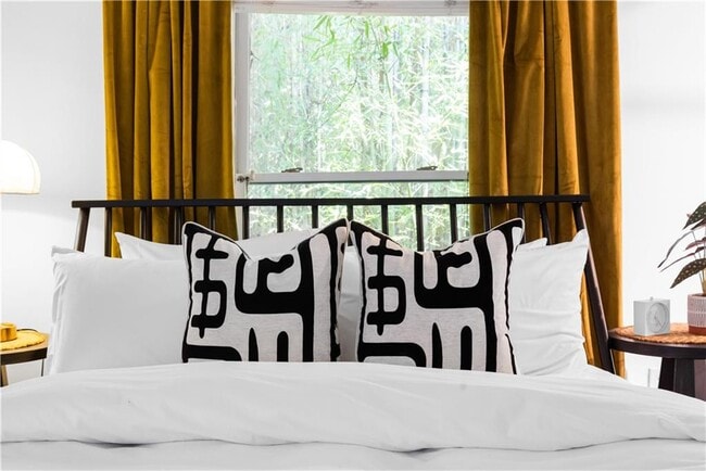 Building Photo - 720 Mollie St SE