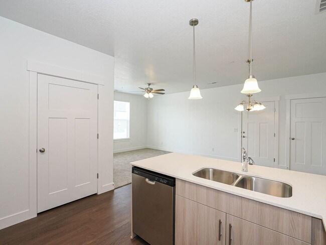 Building Photo - 6667 Twin Rocks Ln