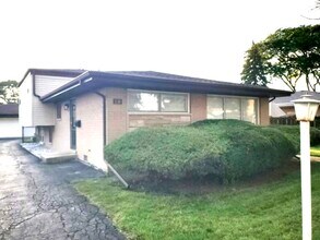 Building Photo - 2140 Eastview Dr