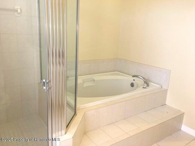 Building Photo - 9287 Spring Hill Dr