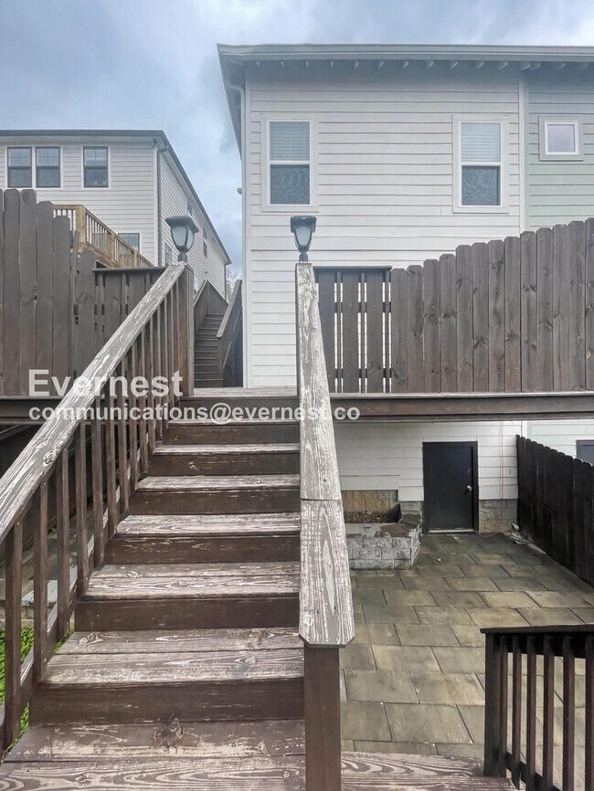 Building Photo - 3 Bed/2.5 Bath with Fenced Yard / Pet-Friendly / Available Now!