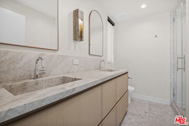 Building Photo - 426 Arnaz Dr