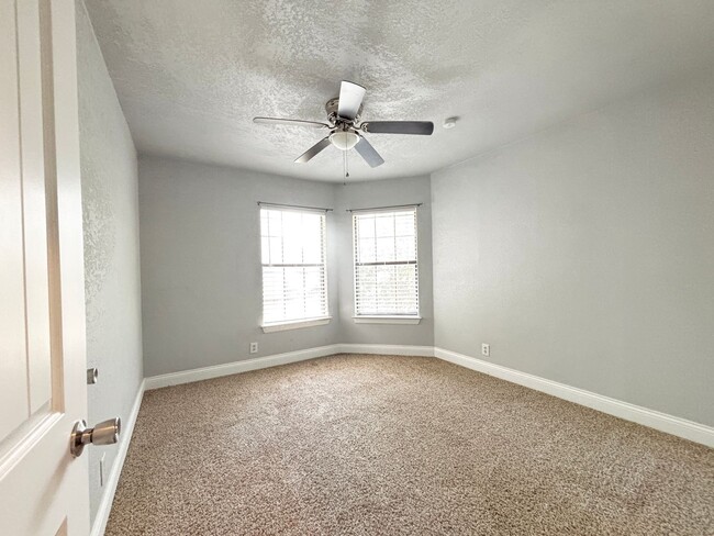 Building Photo - Updated Single Family Home with community ...
