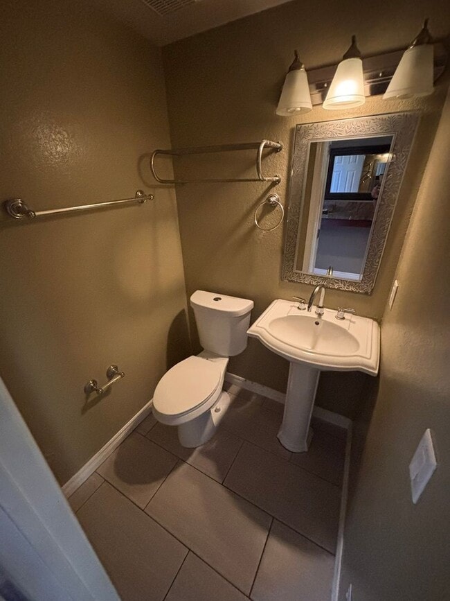 Building Photo - La Habra 2BR Townhome with Garage & Patio