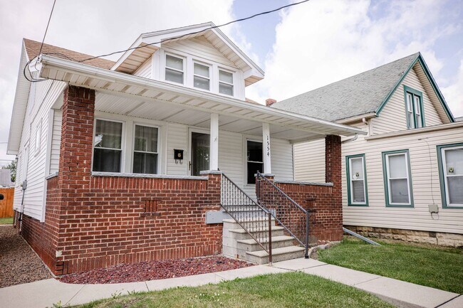 Building Photo - Beautiful Two Bedroom home with large upstairs bonus room. New appliances, washer and dryer, many...