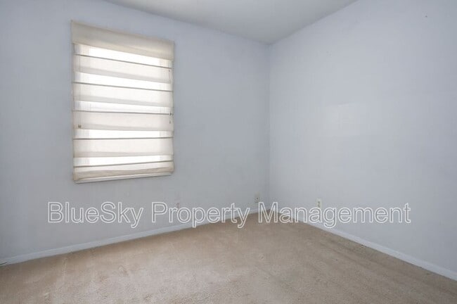Building Photo - 688 Lockesley Terrace