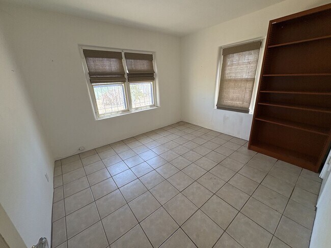 Building Photo - Central Tucson charming historic adobe home