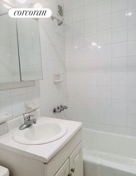 Building Photo - 117 W 58th St