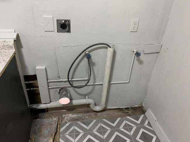 Building Photo - 1610 SE 62nd St