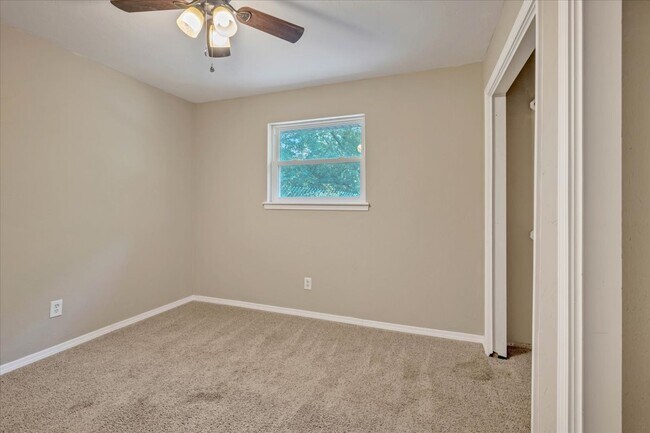Building Photo - 1611 Briarcliff Ct