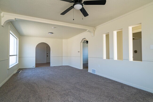 Building Photo - Spacious & Updated 5 Bed Home in Prime Ogden Location