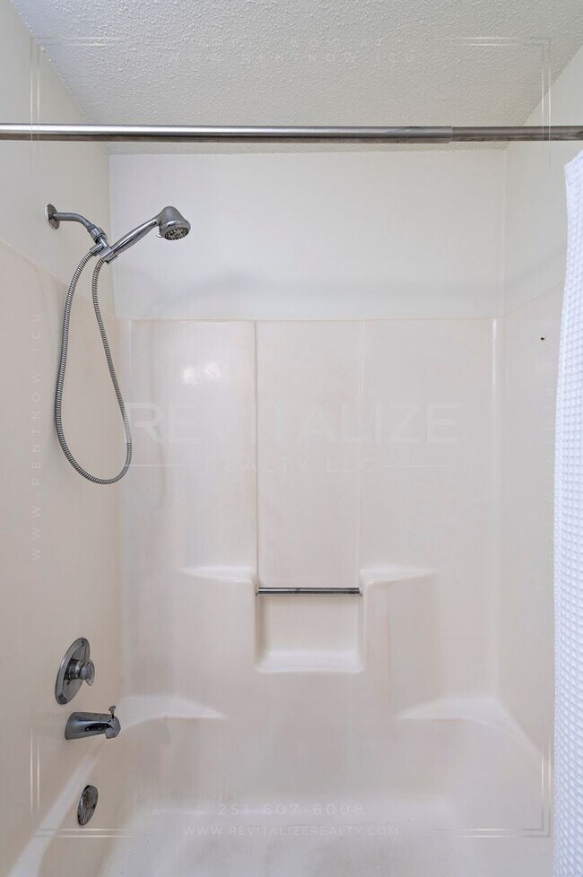 Building Photo - Stunning 3 Bed 2 Bath Brick Home with Huge Yard!