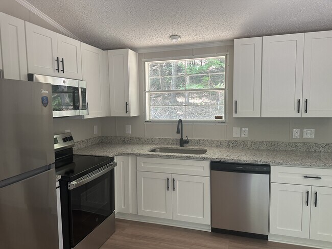 Building Photo - 115 Larch Cir