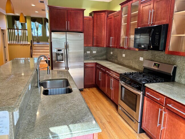 Building Photo - 1650 Linden St