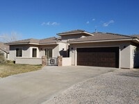 Building Photo - 3 Bedroom Single-Family Home in Central Hu...