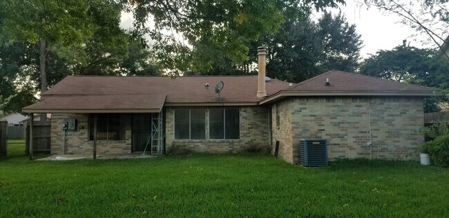 Building Photo - 527 Oakdale Dr