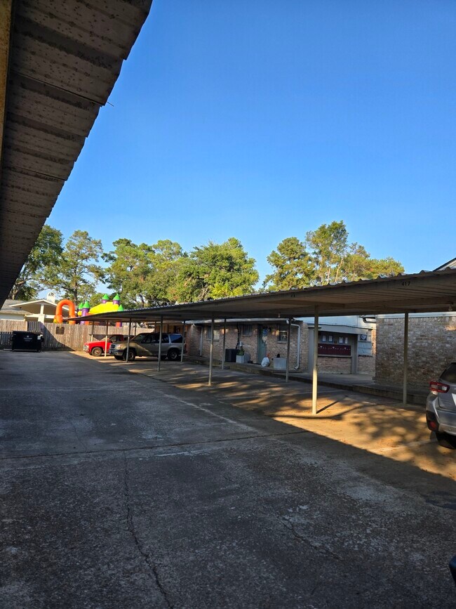 Building Photo - 81 E Tri Oaks Ln
