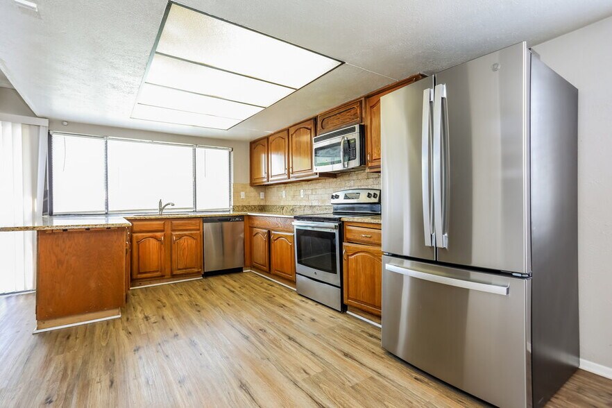 Building Photo - 4141 Yellowleaf Dr