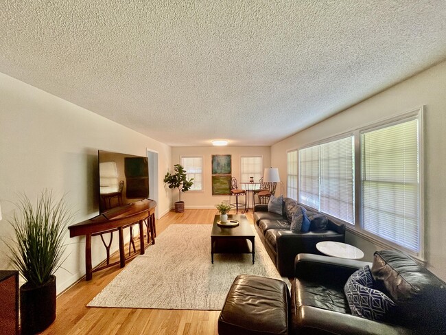 Building Photo - 2438 Apricot Ln
