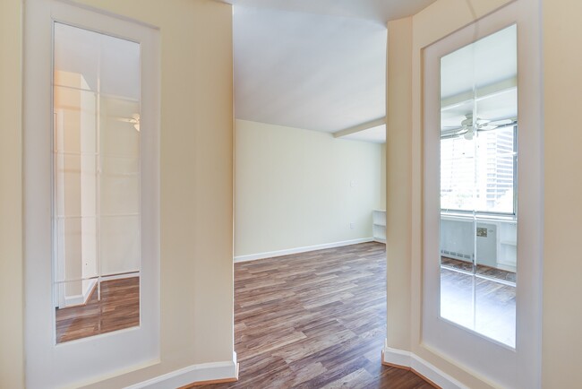 Building Photo - Spacious & Bright Junior One Bedroom at Ri...