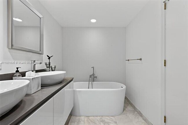 Building Photo - 9821 E Bay Harbor Dr