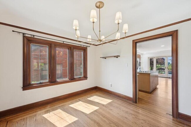 Building Photo - 5 bedroom in Seattle WA 98199