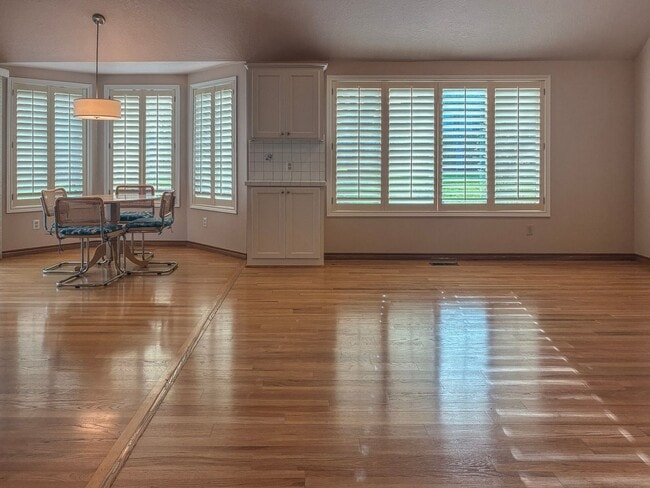 Building Photo - Arranmore 2 Bedroom with Den Available Now !