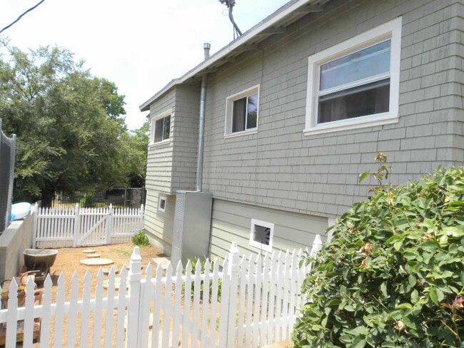 Building Photo - 324 Vista Pl