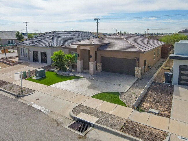Building Photo - Beautiful East side House with 4 bed-2 baths