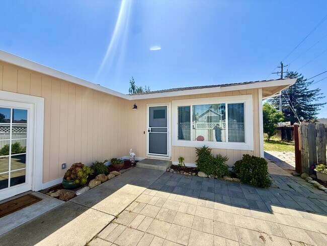 Building Photo - Comfortable 3 bedroom in convenient Hollister location