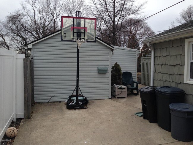 Building Photo - 115 10th Ave