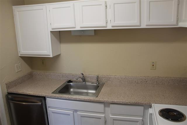 Building Photo - 18333 Roehampton Dr