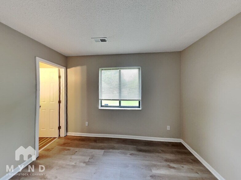 Building Photo - 3035 Falcon Bridge Dr