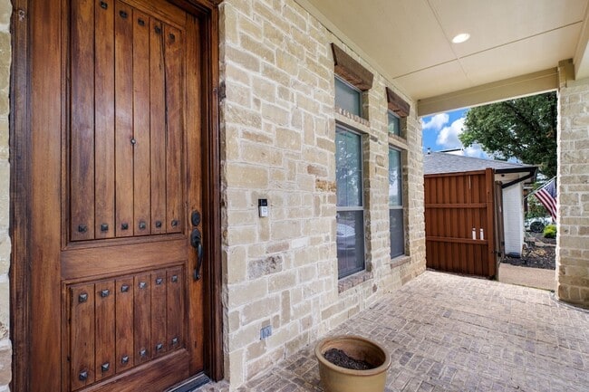 Building Photo - 3606 S Versailles Ave