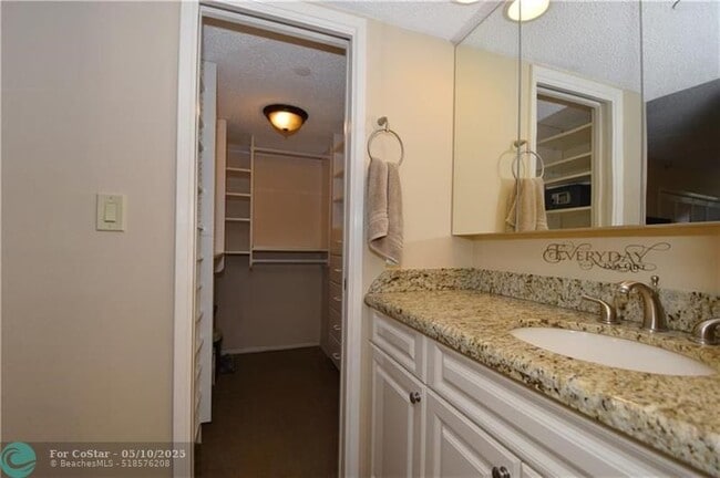 Building Photo - 3499 Oaks Way
