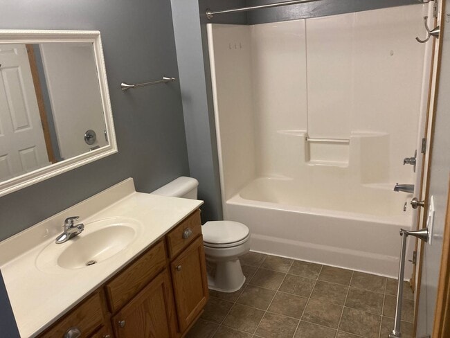 Building Photo - Flexible Lease term if you want a short lease?! ALL NEW PLANK FLOORING, CARPET, AND PAINT!