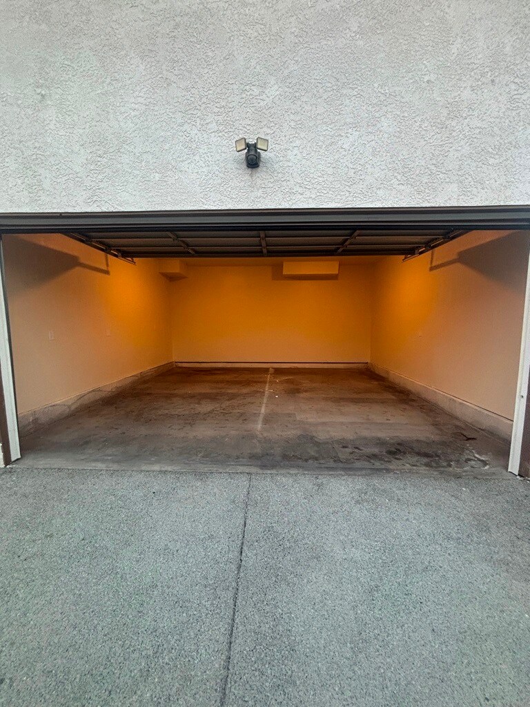 Building Photo - 424 E 101st St