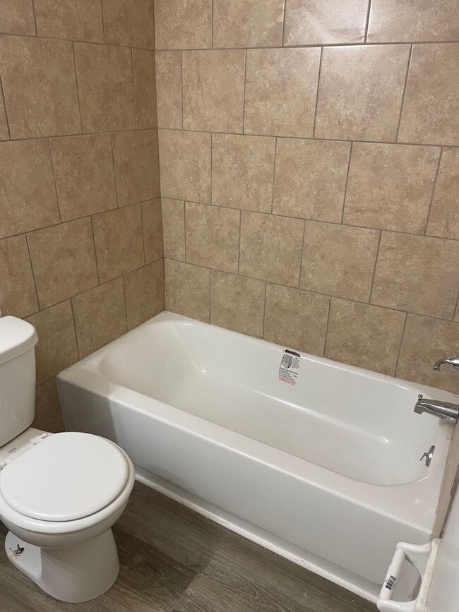 Building Photo - Remodeled 3 bedroom 2 bath