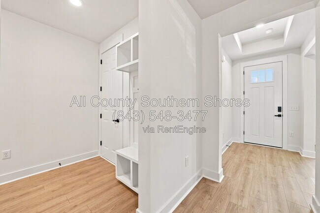 Building Photo - 3084 Claredon St