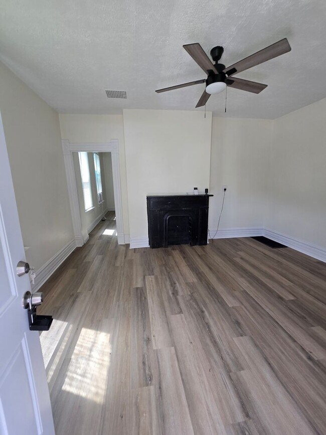 Building Photo - 2 BEDROOM SINGLE FAMILY HOME