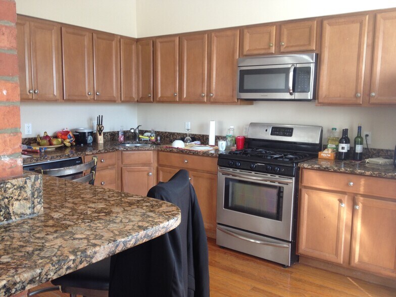 Building Photo - 30 Circuit St