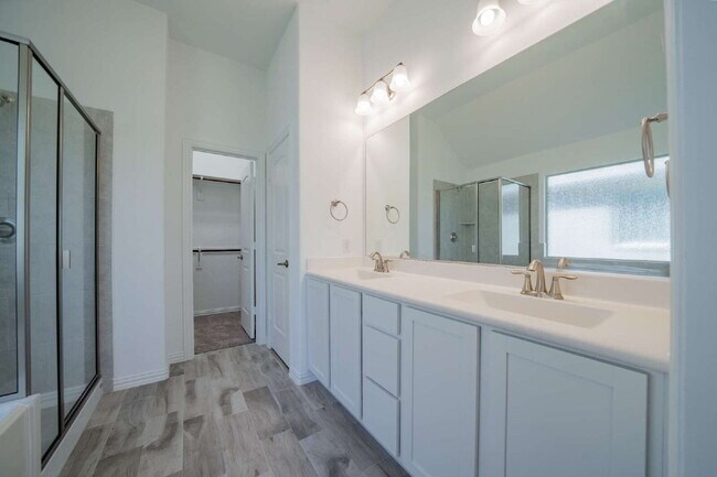 Building Photo - Welcome home to you new 3 bed 2 bath locat...