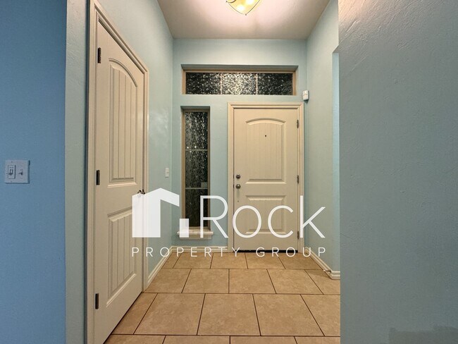 Building Photo - 3 Bedroom Home in North Norman with New Carpet