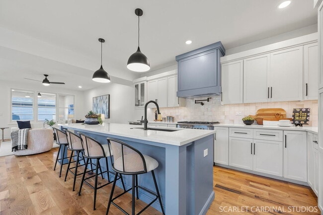 Building Photo - 715 N Brainard St