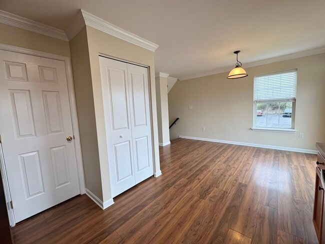 Building Photo - 3 Bedroom 2.5 Bathroom in York!