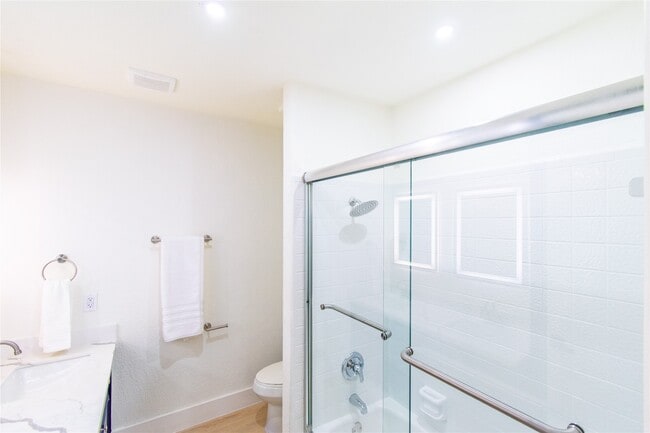 Building Photo - 5805 Valley Forge Dr